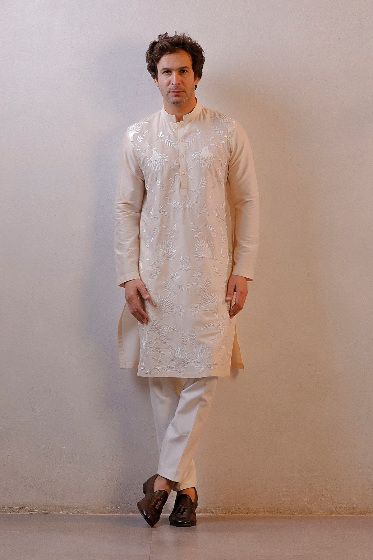 THREAD EMBROIDERY WHITE KURTA PANT